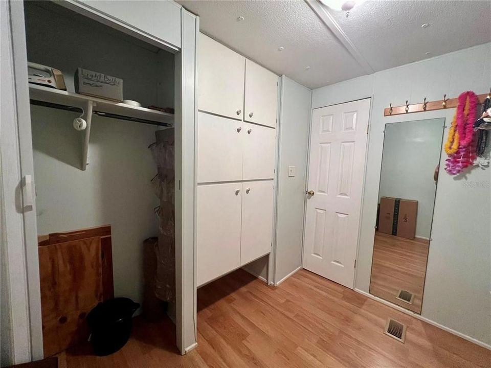 待售: $99,500 (2 贝兹, 1 浴室, 994 平方英尺)