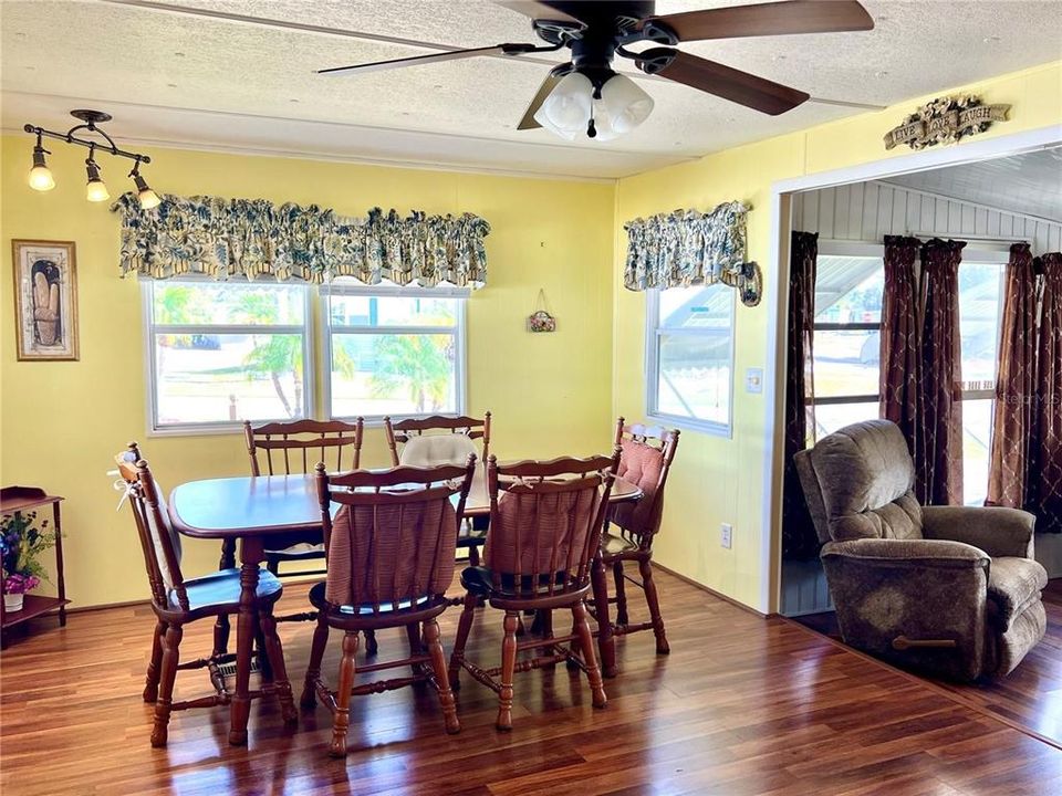 待售: $99,500 (2 贝兹, 1 浴室, 994 平方英尺)