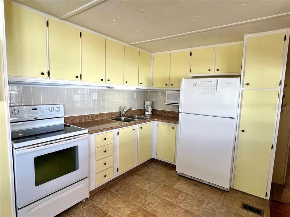 待售: $99,500 (2 贝兹, 1 浴室, 994 平方英尺)