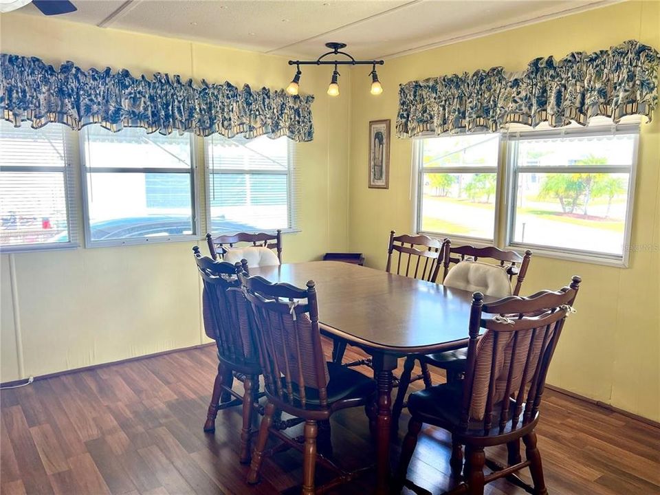 待售: $99,500 (2 贝兹, 1 浴室, 994 平方英尺)