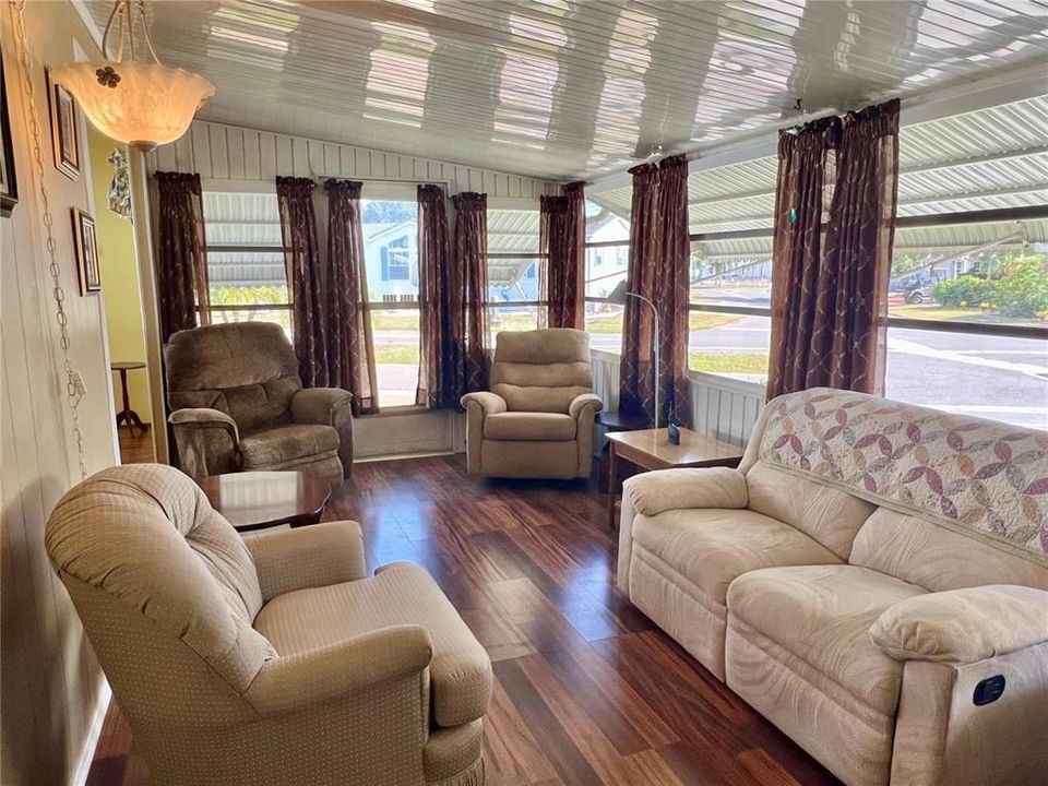 待售: $99,500 (2 贝兹, 1 浴室, 994 平方英尺)