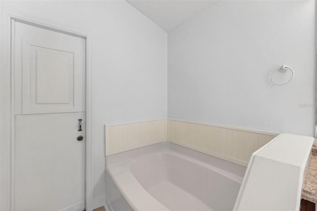 For Sale: $359,900 (3 beds, 2 baths, 1484 Square Feet)