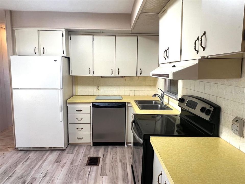 待售: $85,000 (2 贝兹, 2 浴室, 1056 平方英尺)