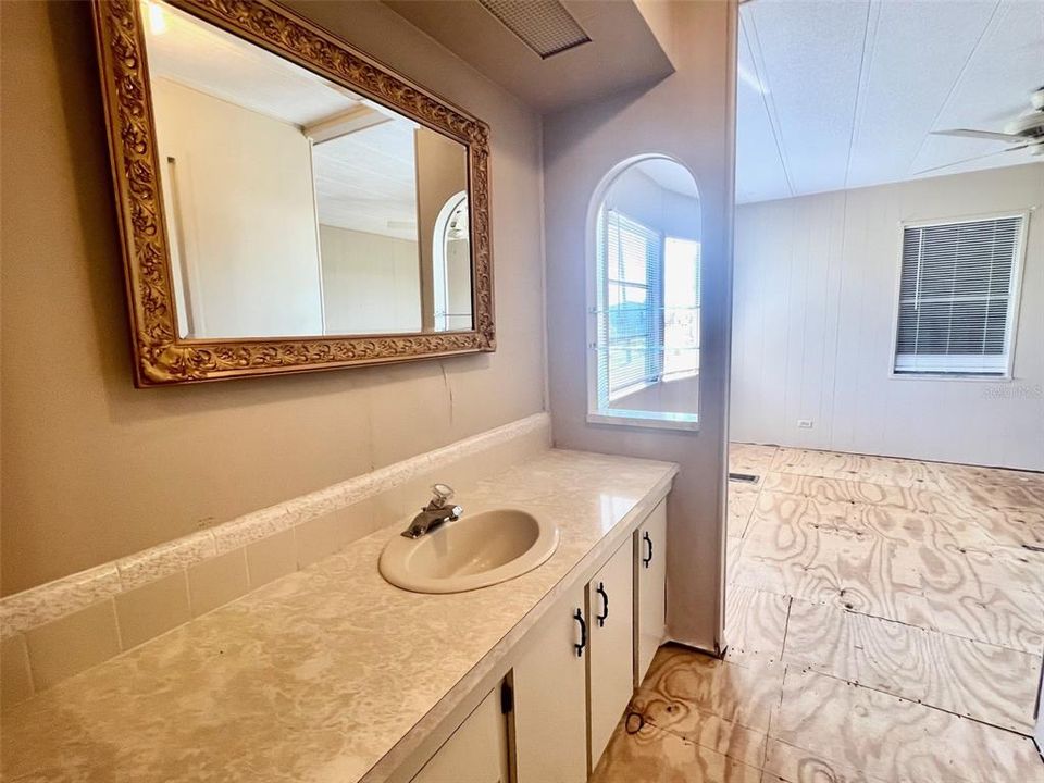 待售: $85,000 (2 贝兹, 2 浴室, 1056 平方英尺)