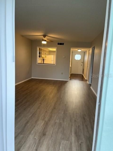 出租: $1,800 (2 贝兹, 2 浴室, 958 平方英尺)