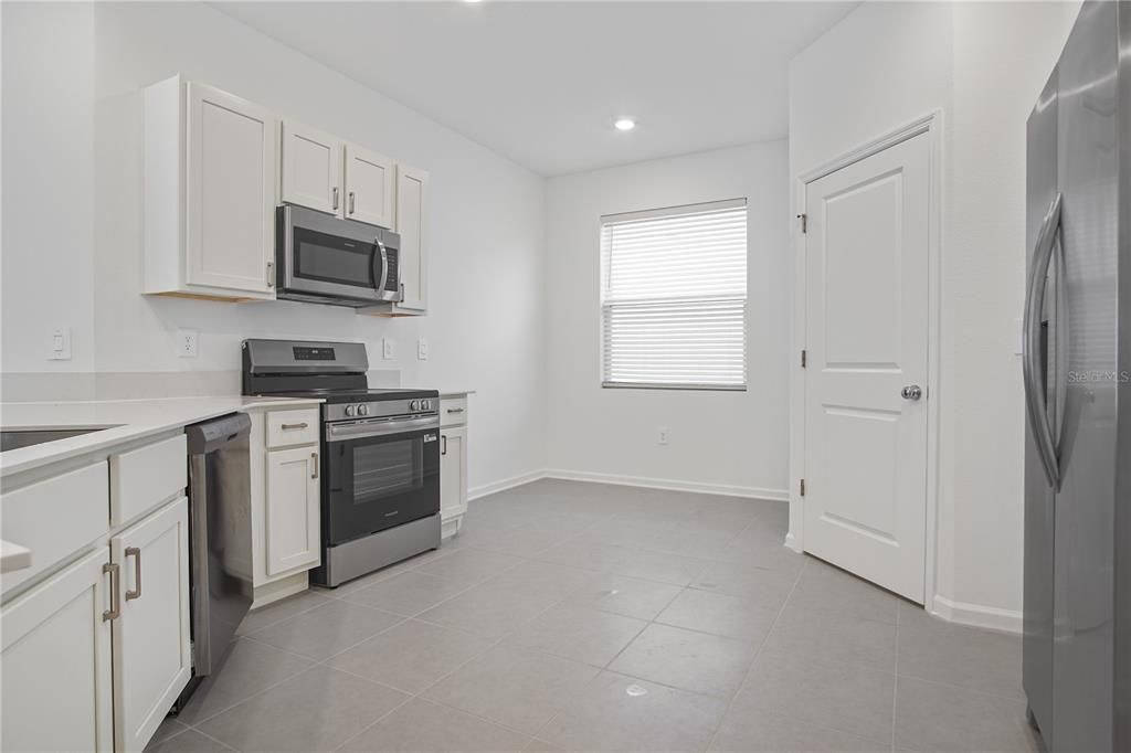 Activo con contrato: $1,650 (3 camas, 2 baños, 1650 Pies cuadrados)