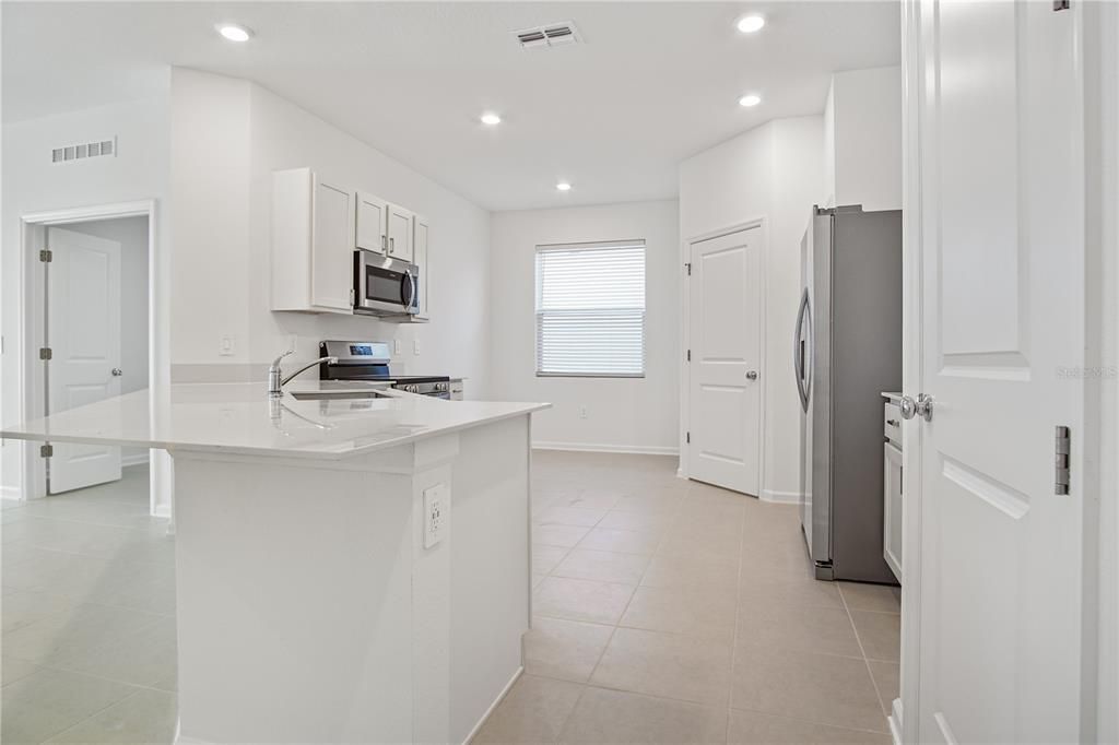 Activo con contrato: $1,650 (3 camas, 2 baños, 1650 Pies cuadrados)