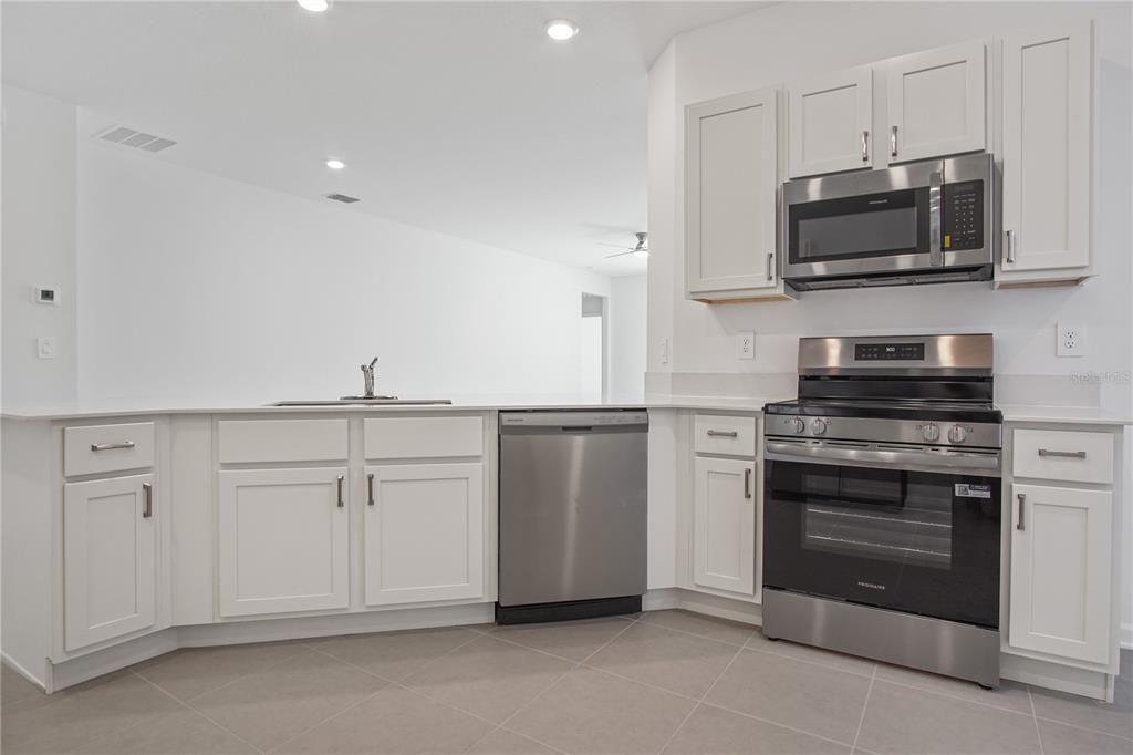 Activo con contrato: $1,650 (3 camas, 2 baños, 1650 Pies cuadrados)