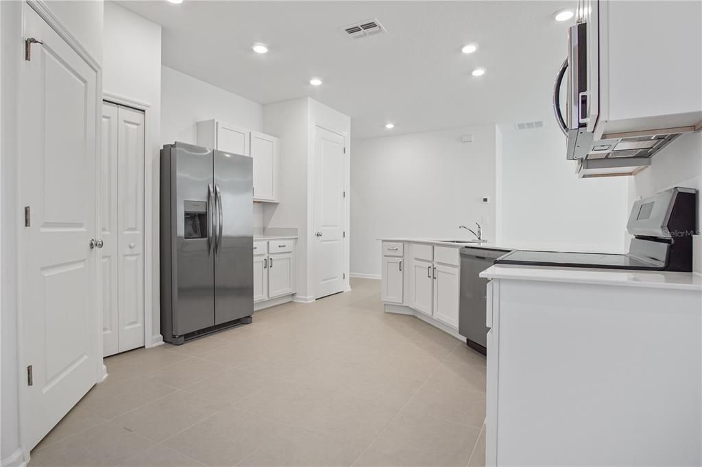 Activo con contrato: $1,650 (3 camas, 2 baños, 1650 Pies cuadrados)