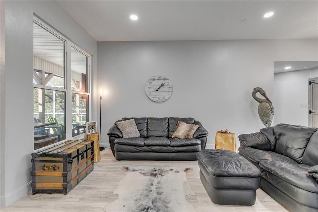 En Venta: $695,000 (4 camas, 3 baños, 2652 Pies cuadrados)