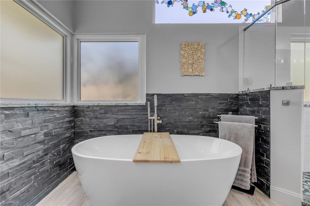 En Venta: $695,000 (4 camas, 3 baños, 2652 Pies cuadrados)