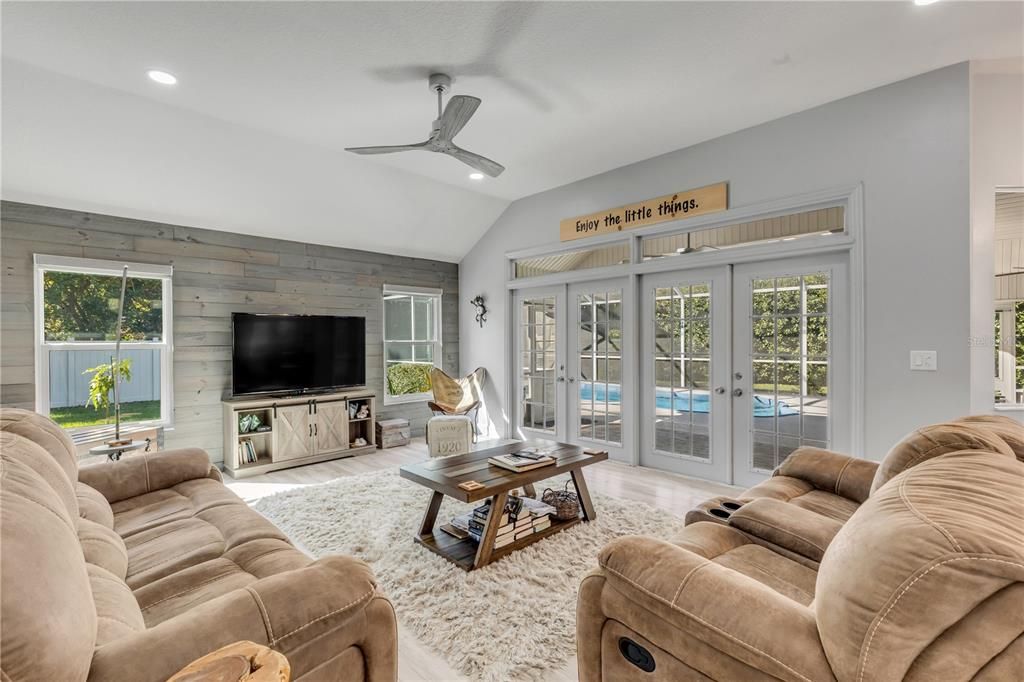 En Venta: $695,000 (4 camas, 3 baños, 2652 Pies cuadrados)