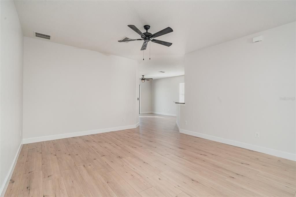 На продажу: $330,000 (4 спален, 2 ванн, 1878 Квадратных фут)