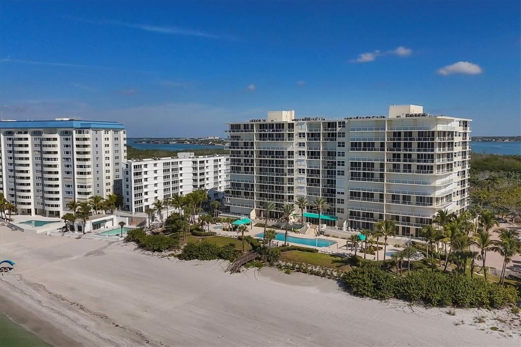 For Sale: $1,950,000 (2 beds, 2 baths, 1350 Square Feet)