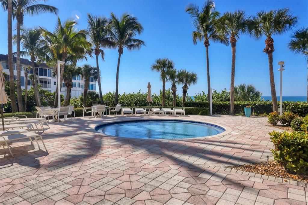 For Sale: $1,950,000 (2 beds, 2 baths, 1350 Square Feet)