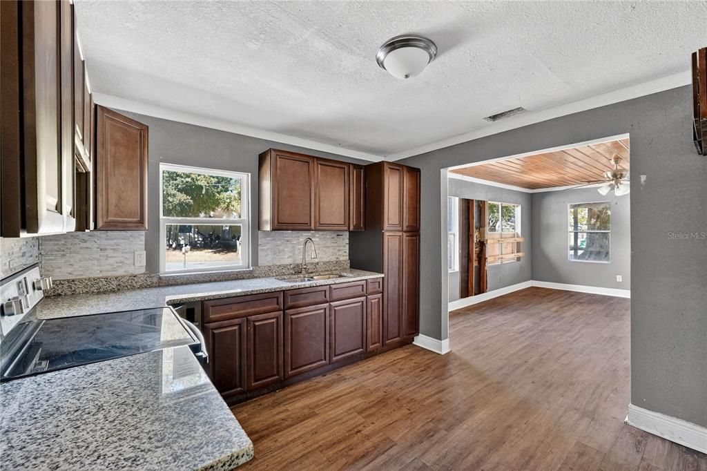 待售: $99,900 (3 贝兹, 2 浴室, 1268 平方英尺)