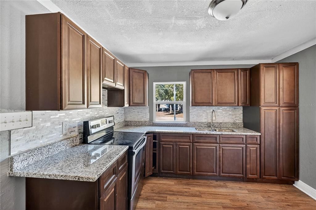 待售: $99,900 (3 贝兹, 2 浴室, 1268 平方英尺)