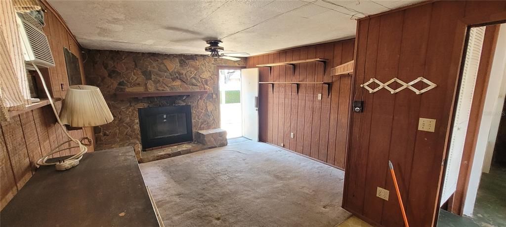 For Sale: $239,000 (2 beds, 1 baths, 832 Square Feet)