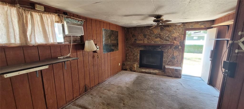 For Sale: $239,000 (2 beds, 1 baths, 832 Square Feet)