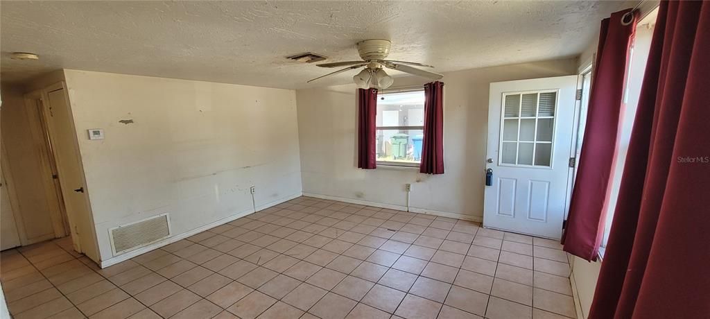 For Sale: $239,000 (2 beds, 1 baths, 832 Square Feet)