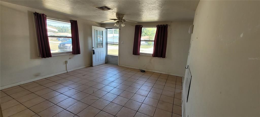 For Sale: $239,000 (2 beds, 1 baths, 832 Square Feet)