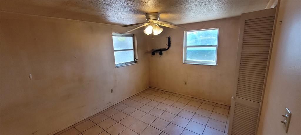 For Sale: $239,000 (2 beds, 1 baths, 832 Square Feet)