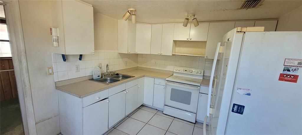 For Sale: $239,000 (2 beds, 1 baths, 832 Square Feet)