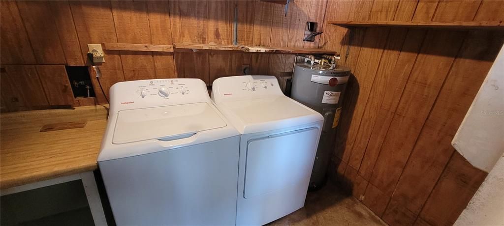 For Sale: $239,000 (2 beds, 1 baths, 832 Square Feet)