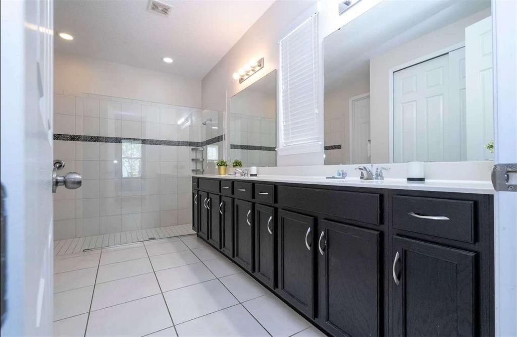 En Venta: $699,000 (5 camas, 4 baños, 3506 Pies cuadrados)