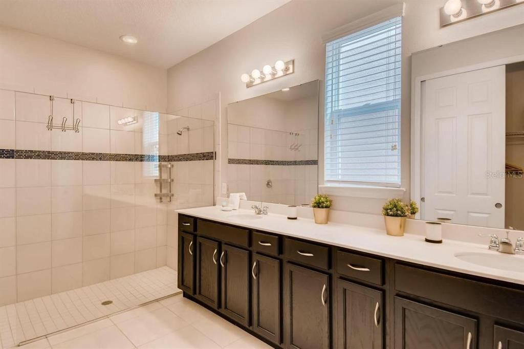 En Venta: $699,000 (5 camas, 4 baños, 3506 Pies cuadrados)