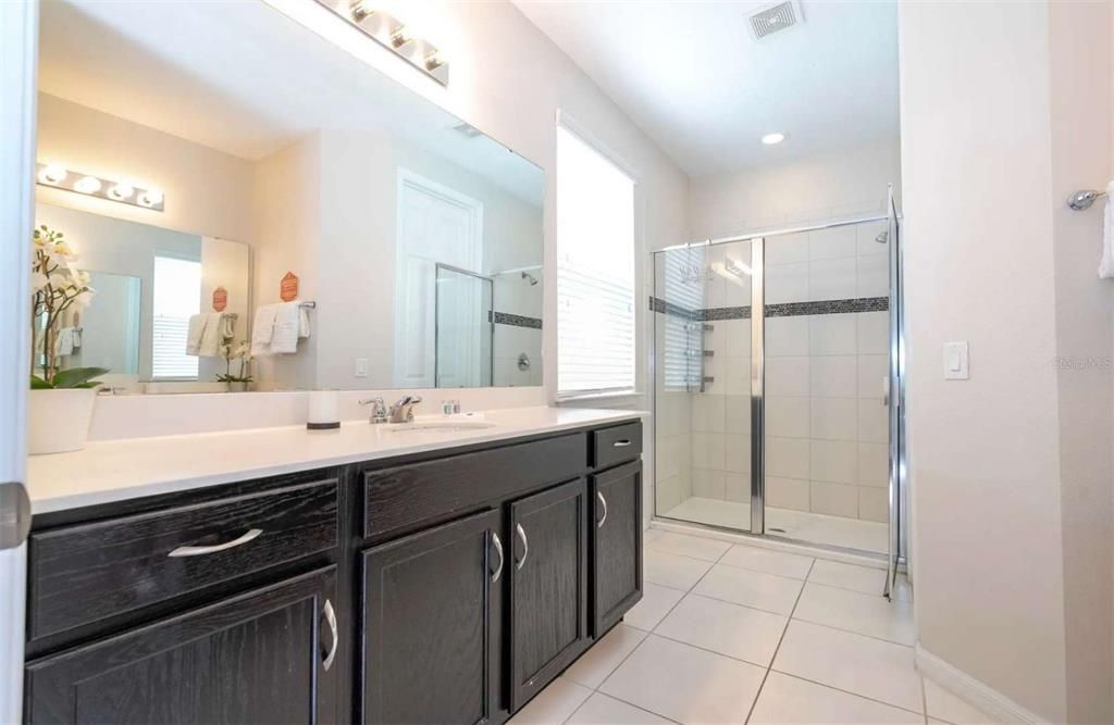 En Venta: $699,000 (5 camas, 4 baños, 3506 Pies cuadrados)