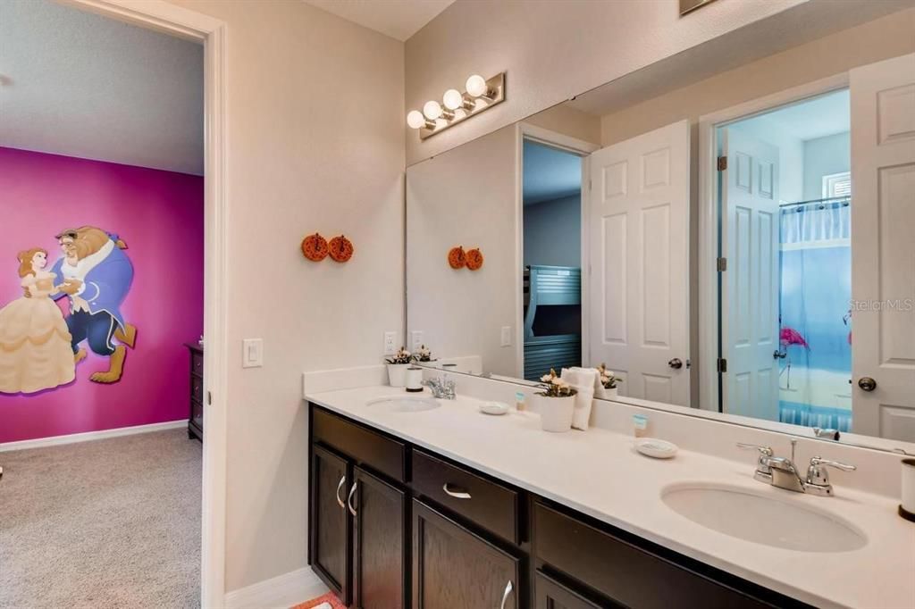 En Venta: $699,000 (5 camas, 4 baños, 3506 Pies cuadrados)