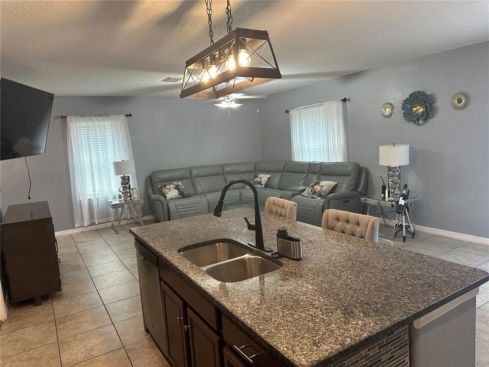 В аренду: $2,600 (4 спален, 2 ванн, 1870 Квадратных фут)