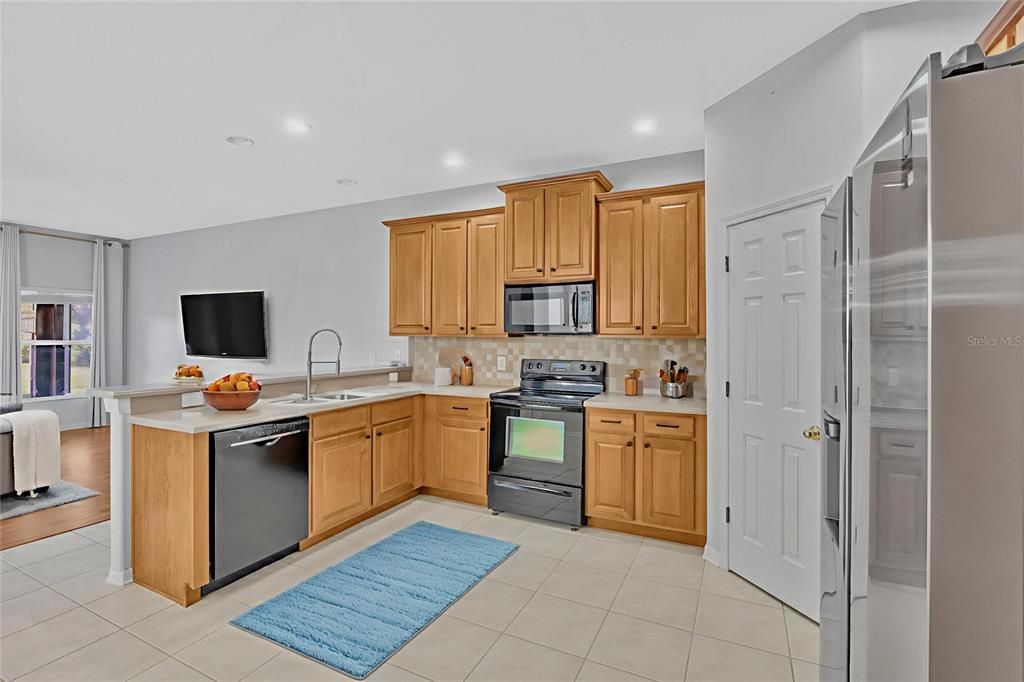 For Rent: $2,150 (3 beds, 2 baths, 1832 Square Feet)