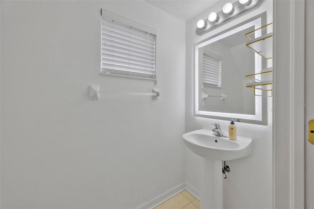 For Rent: $2,150 (3 beds, 2 baths, 1832 Square Feet)