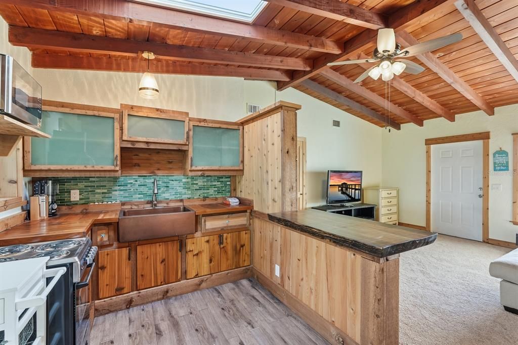 待售: $280,000 (2 贝兹, 1 浴室, 744 平方英尺)