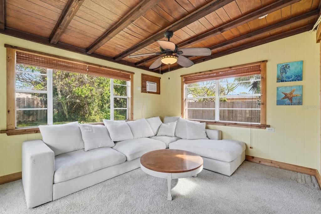 待售: $280,000 (2 贝兹, 1 浴室, 744 平方英尺)