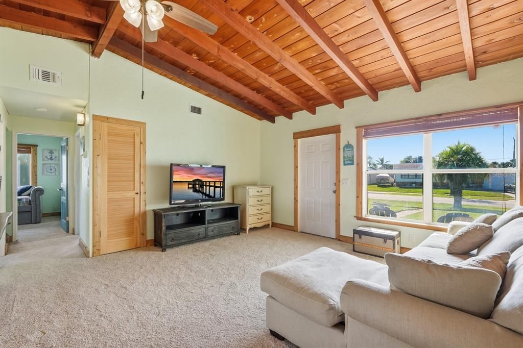 待售: $280,000 (2 贝兹, 1 浴室, 744 平方英尺)