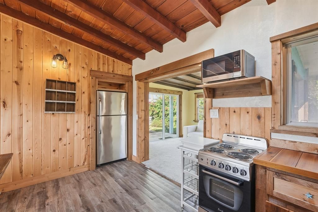 待售: $280,000 (2 贝兹, 1 浴室, 744 平方英尺)