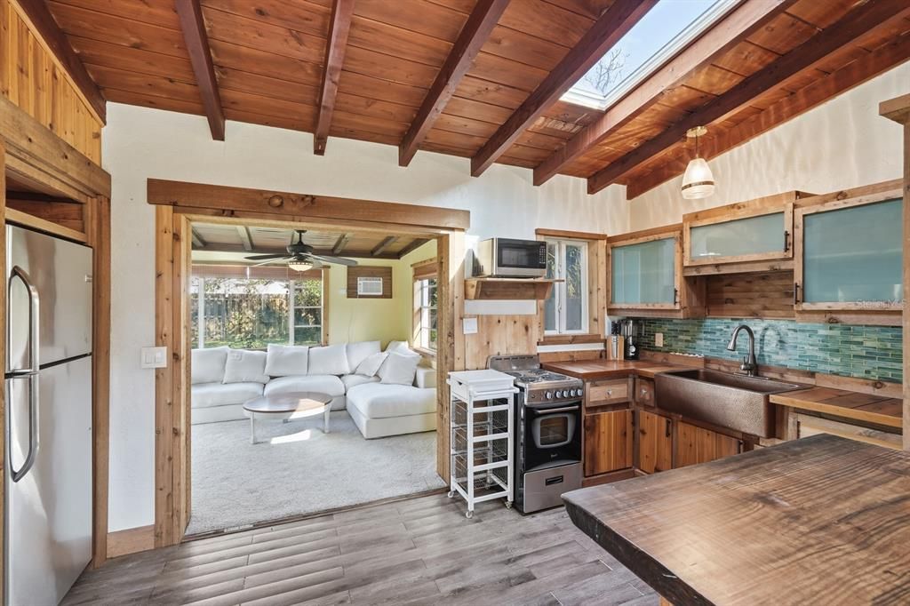 待售: $280,000 (2 贝兹, 1 浴室, 744 平方英尺)