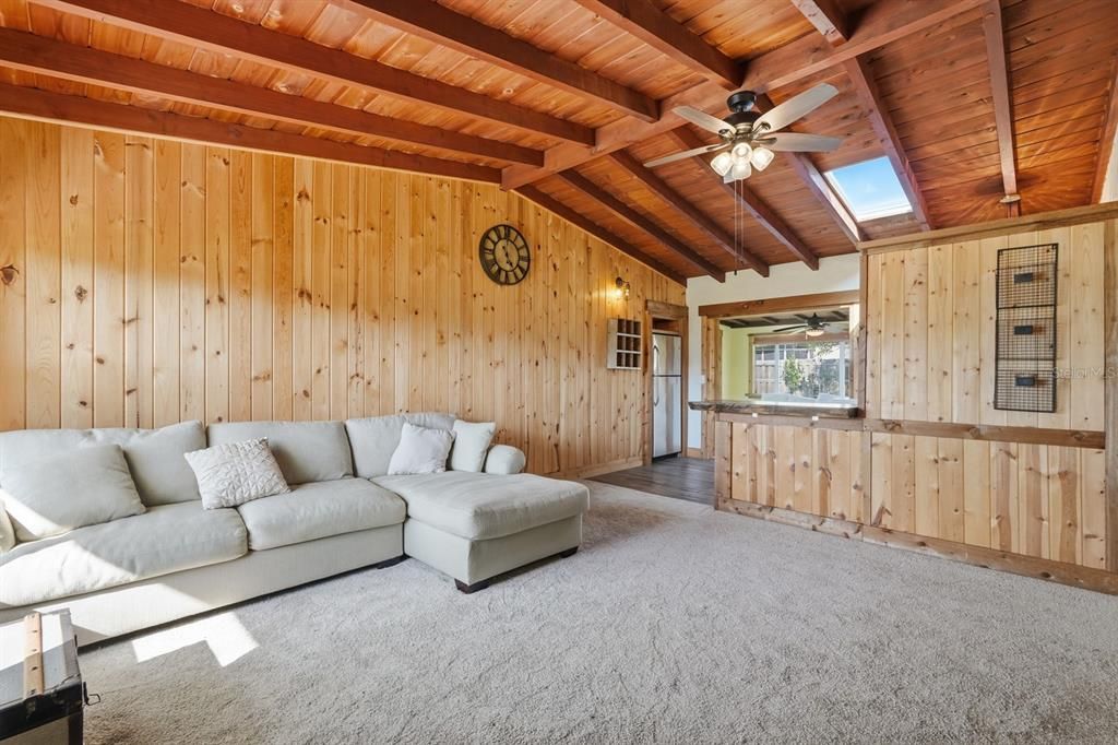 待售: $280,000 (2 贝兹, 1 浴室, 744 平方英尺)