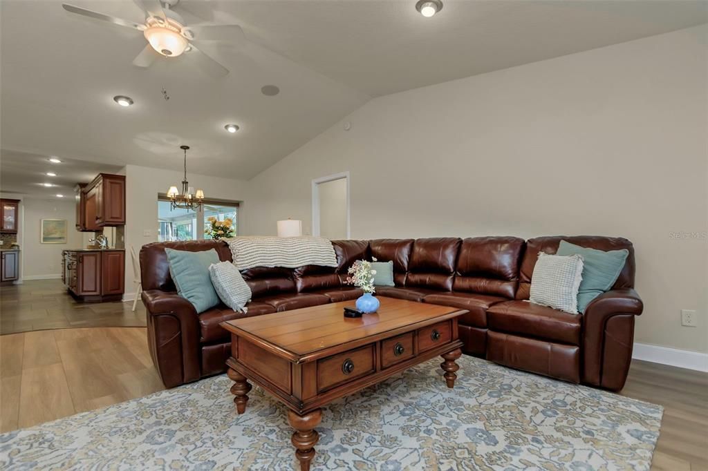 На продажу: $739,000 (3 спален, 2 ванн, 2150 Квадратных фут)