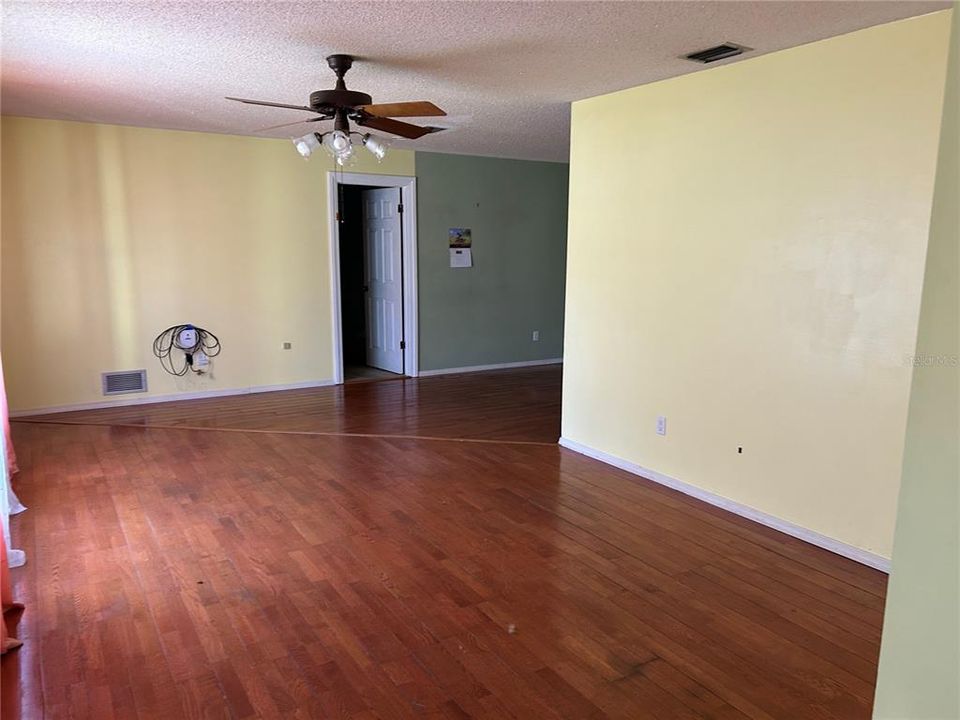 合同活跃: $295,000 (3 贝兹, 2 浴室, 1653 平方英尺)