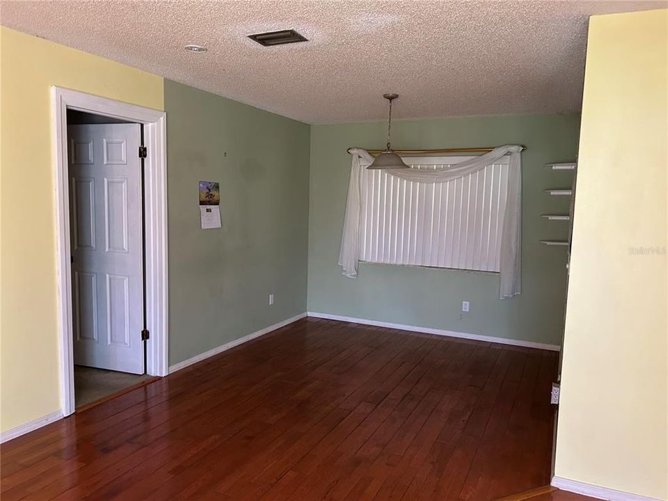 合同活跃: $295,000 (3 贝兹, 2 浴室, 1653 平方英尺)