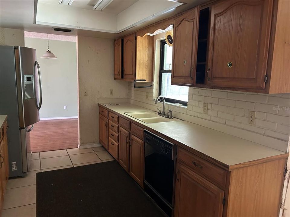 合同活跃: $295,000 (3 贝兹, 2 浴室, 1653 平方英尺)