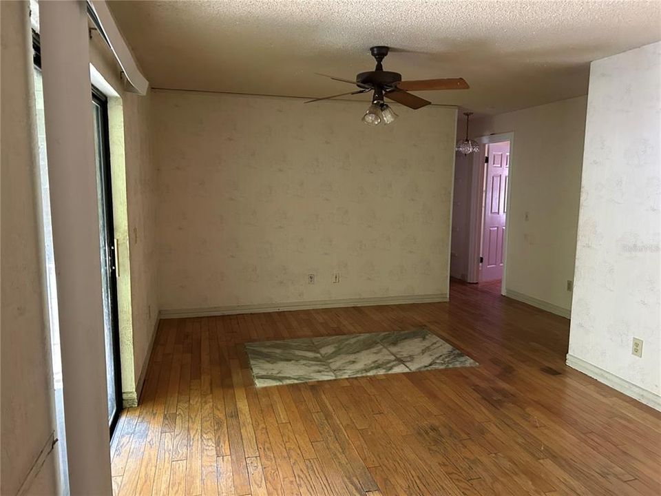 合同活跃: $295,000 (3 贝兹, 2 浴室, 1653 平方英尺)