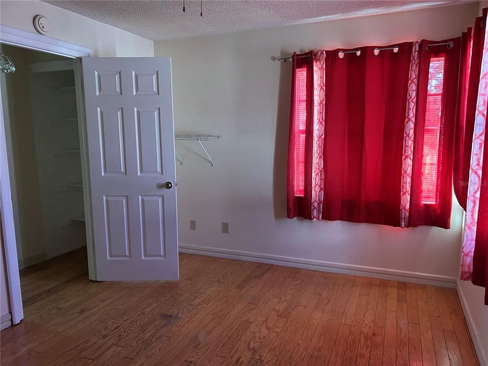 合同活跃: $295,000 (3 贝兹, 2 浴室, 1653 平方英尺)