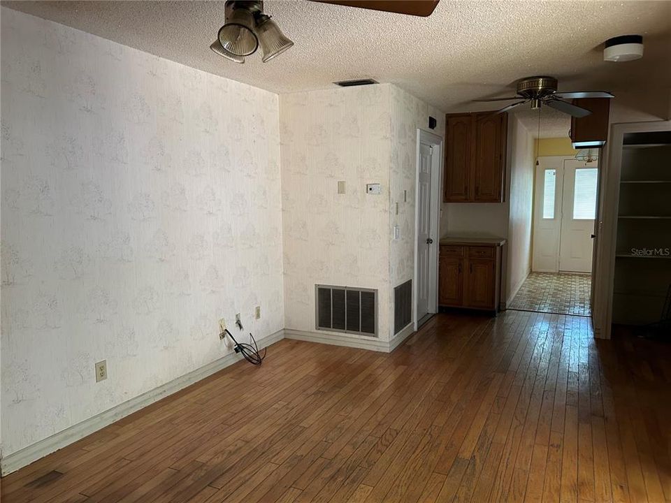 合同活跃: $295,000 (3 贝兹, 2 浴室, 1653 平方英尺)