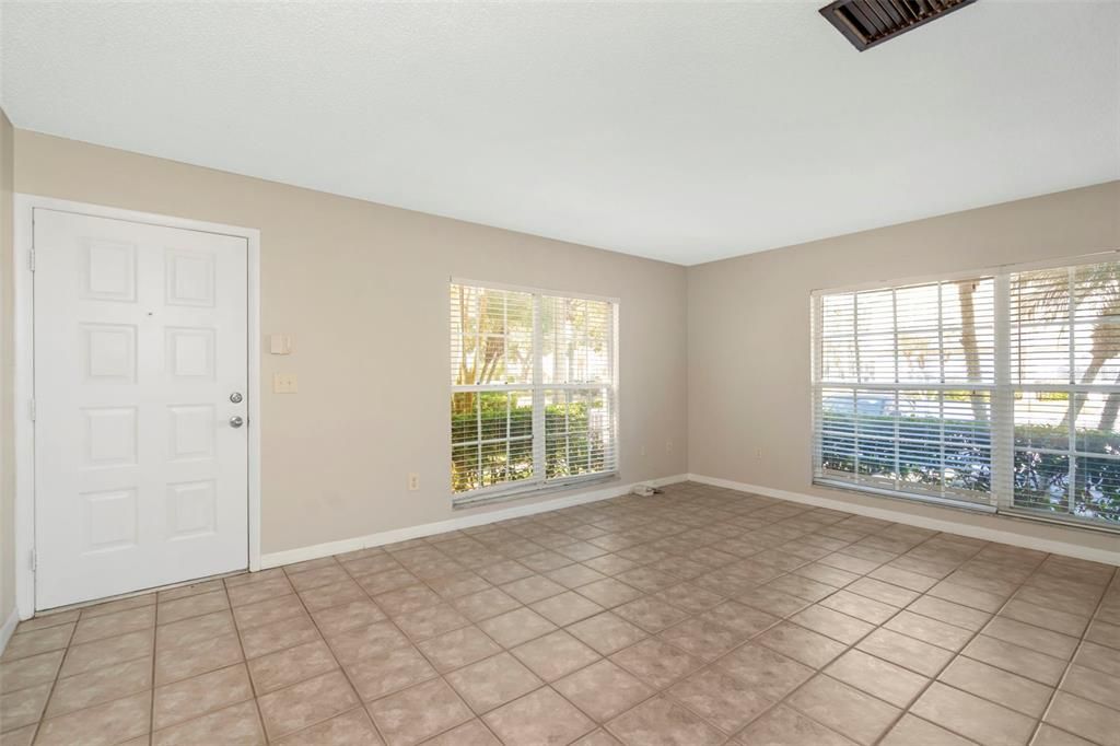 待售: $209,900 (2 贝兹, 1 浴室, 1159 平方英尺)