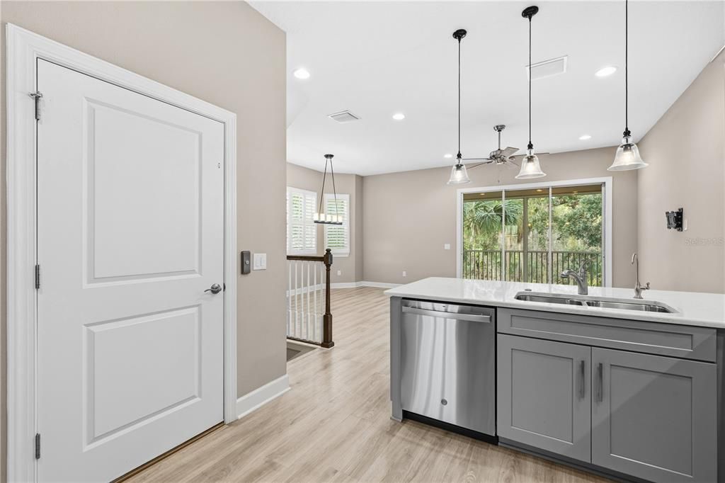 出租: $3,450 (4 贝兹, 3 浴室, 1970 平方英尺)